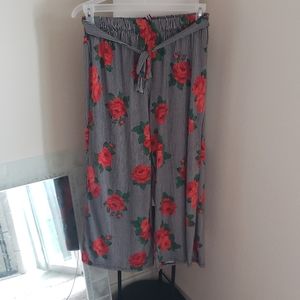 Discreet size large gaucho capri red,blk,white